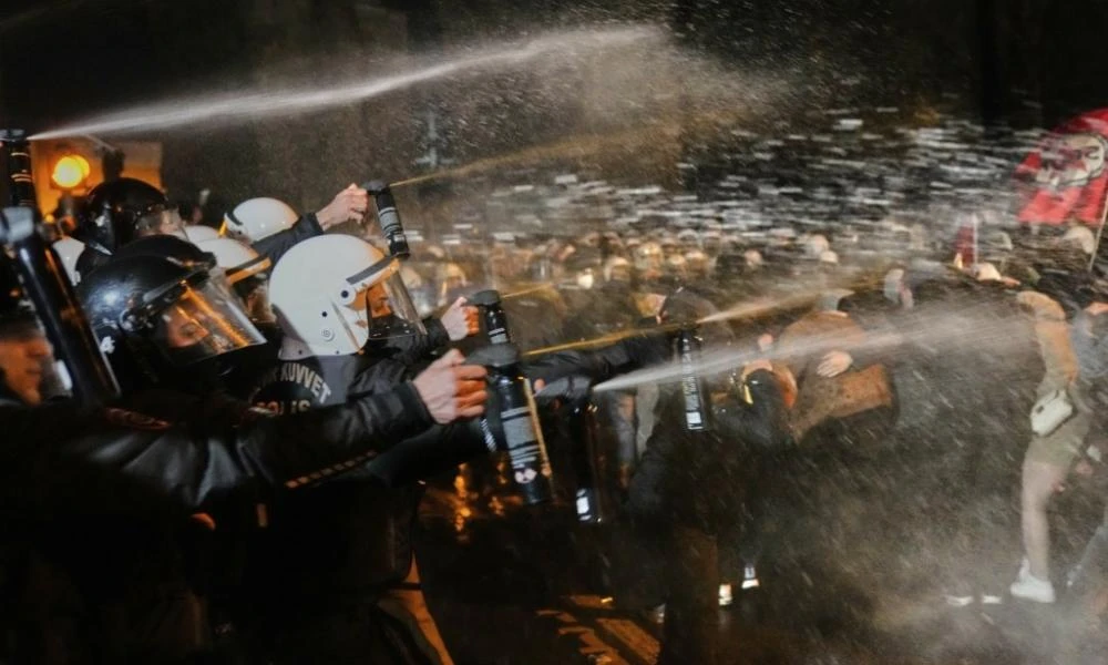Λαϊκή οργή στη Τουρκία για τον Ιμάμογλου! Πέφτουν βροχή οι πλαστικές σφαίρες κατά των χιλιάδων διαδηλωτών (βίντεο)